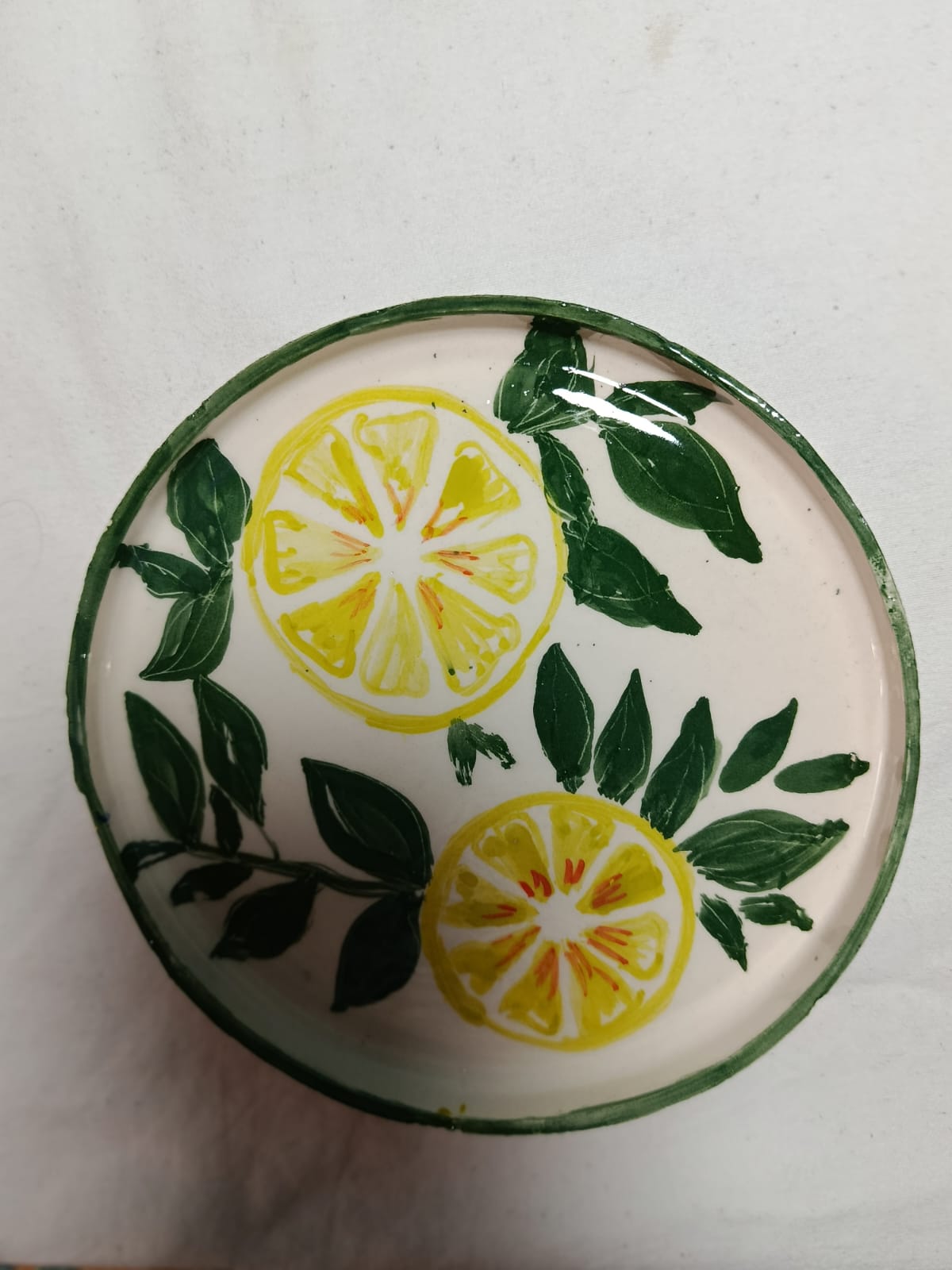 Plato con limones vista superior